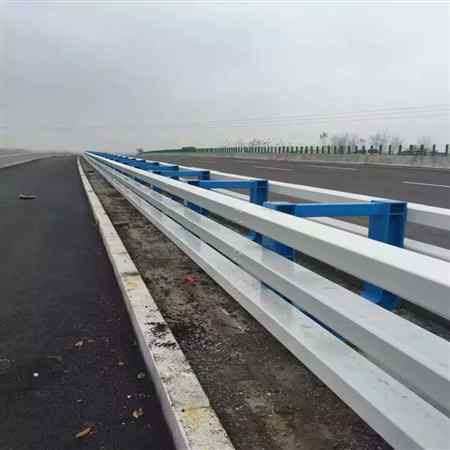 公路防撞護(hù)欄質(zhì)量可靠技術(shù)先進(jìn)