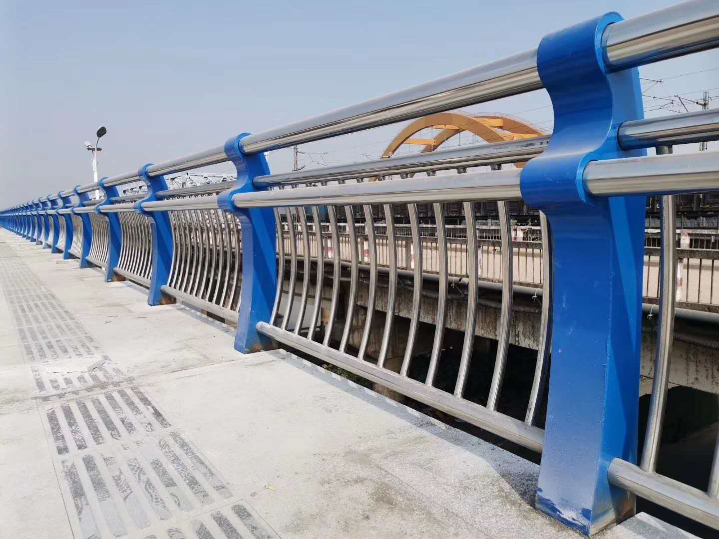 201不銹鋼碳素鋼復(fù)合管就近倉庫發(fā)車售后無憂