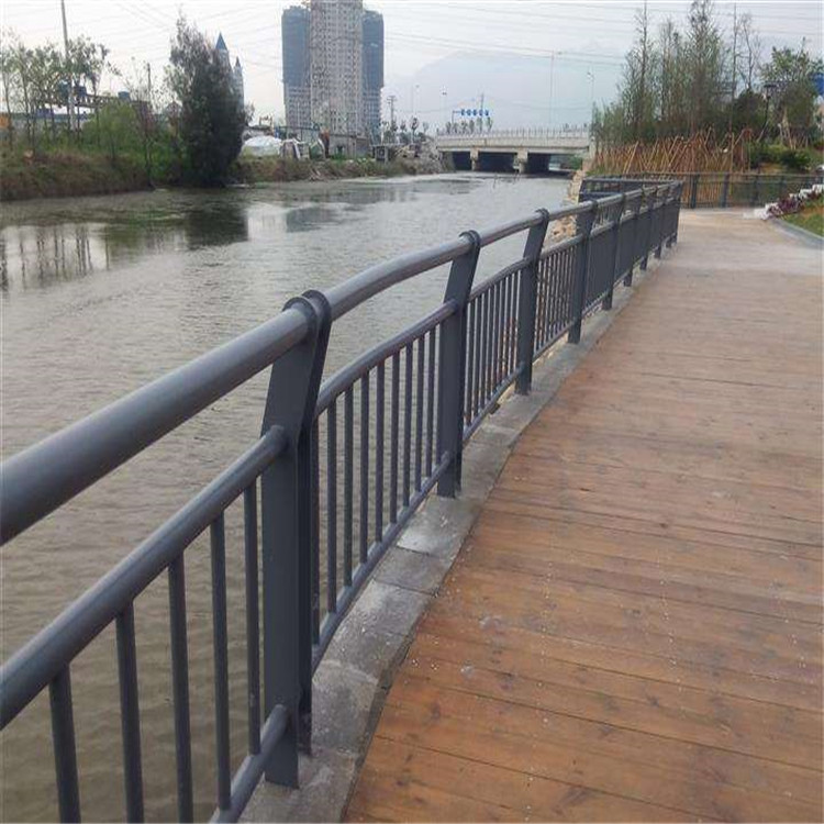 道路隔離護(hù)欄規(guī)格型號(hào)齊全同城生產(chǎn)廠家