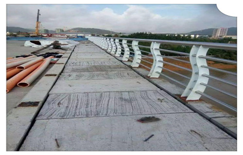 天橋不銹鋼復(fù)合管欄桿品質(zhì)保障有口皆碑