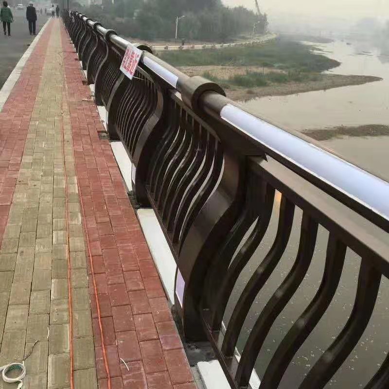 護欄鋼板立柱造型可定制一站式供應(yīng)廠家