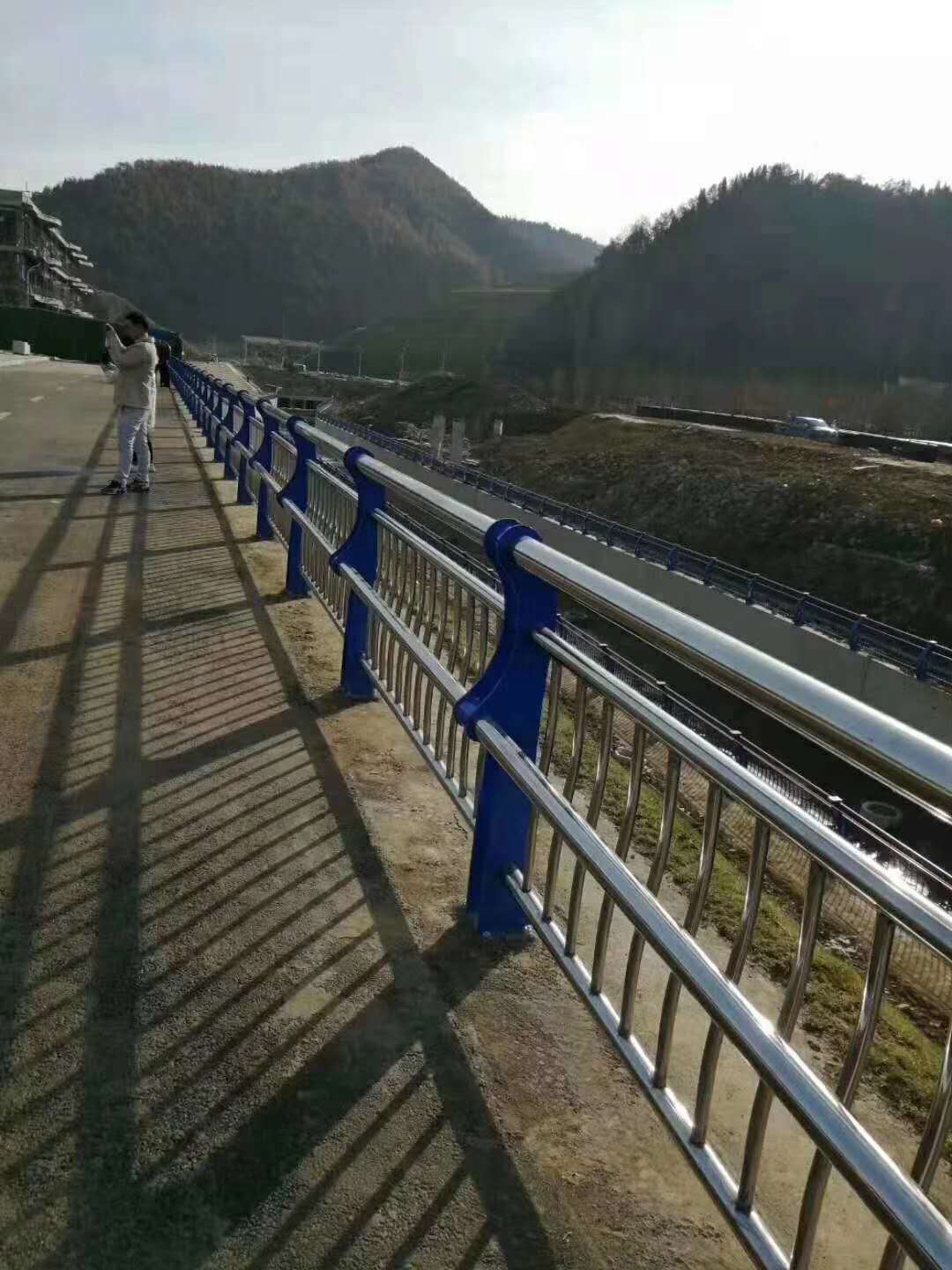 道路護(hù)欄外形簡(jiǎn)約本地貨源