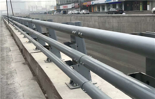 碳鋼護(hù)欄鋼板立柱種植基地?fù)碛卸嗉页晒Π咐?></span>
<div   id=