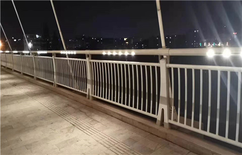 橋梁護(hù)欄按需定做嚴(yán)選材質(zhì)