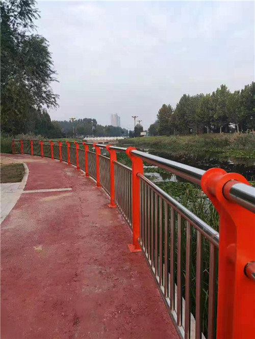 304不銹鋼天橋欄桿結(jié)實耐用實力廠家直銷