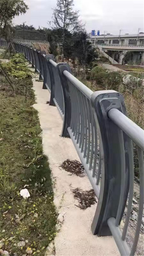 304不銹鋼道路立柱型號{當?shù)貆生產(chǎn)商