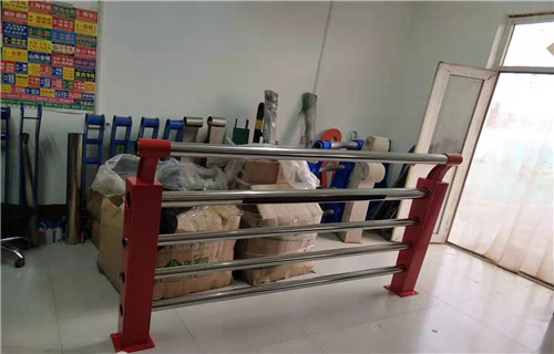 不銹鋼道路護(hù)欄生產(chǎn)車(chē)間交貨準(zhǔn)時(shí)