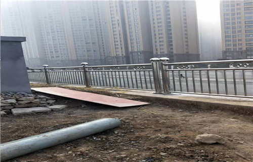 人行道隔離欄桿保質(zhì)保量源頭廠家量大價優(yōu)