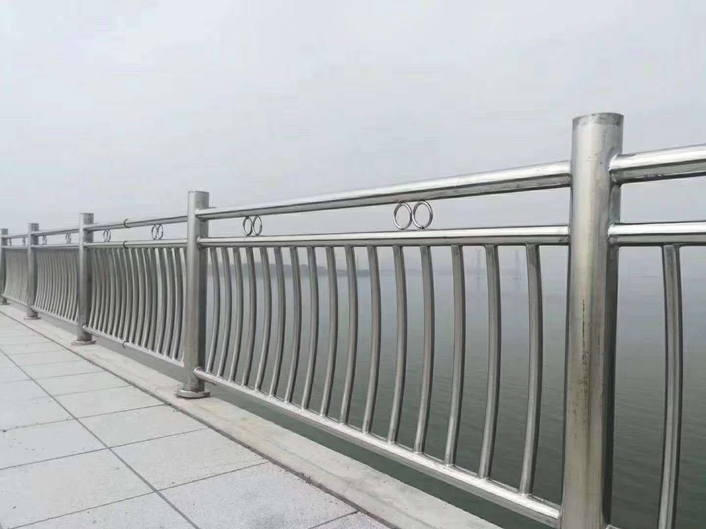 鍍鋅鋼護(hù)欄售后服務(wù)細(xì)節(jié)決定品質(zhì)