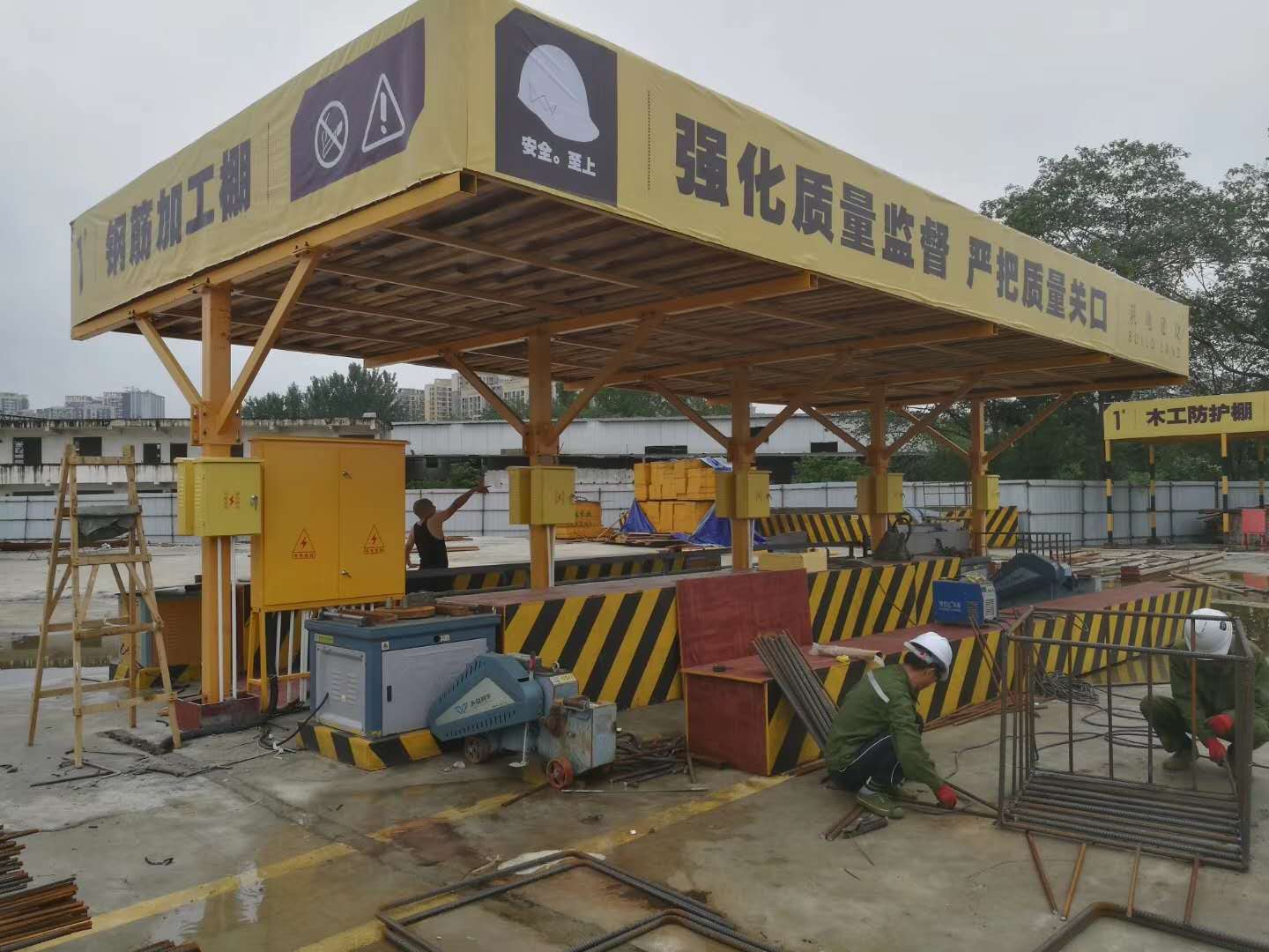 雙立柱防護棚哪里的工藝好？做工精細