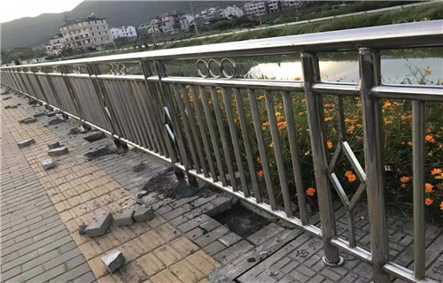 復合不銹鋼管護欄一級質(zhì)量實力商家供貨穩(wěn)定