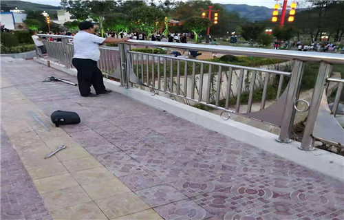 橋梁鋼板立柱噴塑性價比高當?shù)刎浽? ></div>
											<div   id=